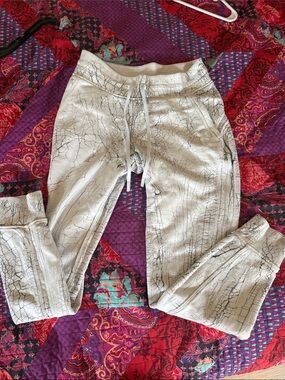 Cracked-Print Drawstring  Winter Joggers - Light Gray